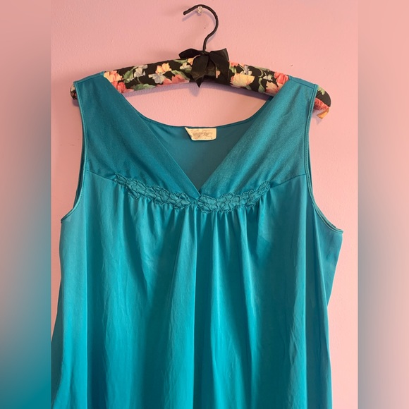 Vintage Vanity Fair Nightgown and robe set in a beautiful teal blue colour - Picture 6 of 16